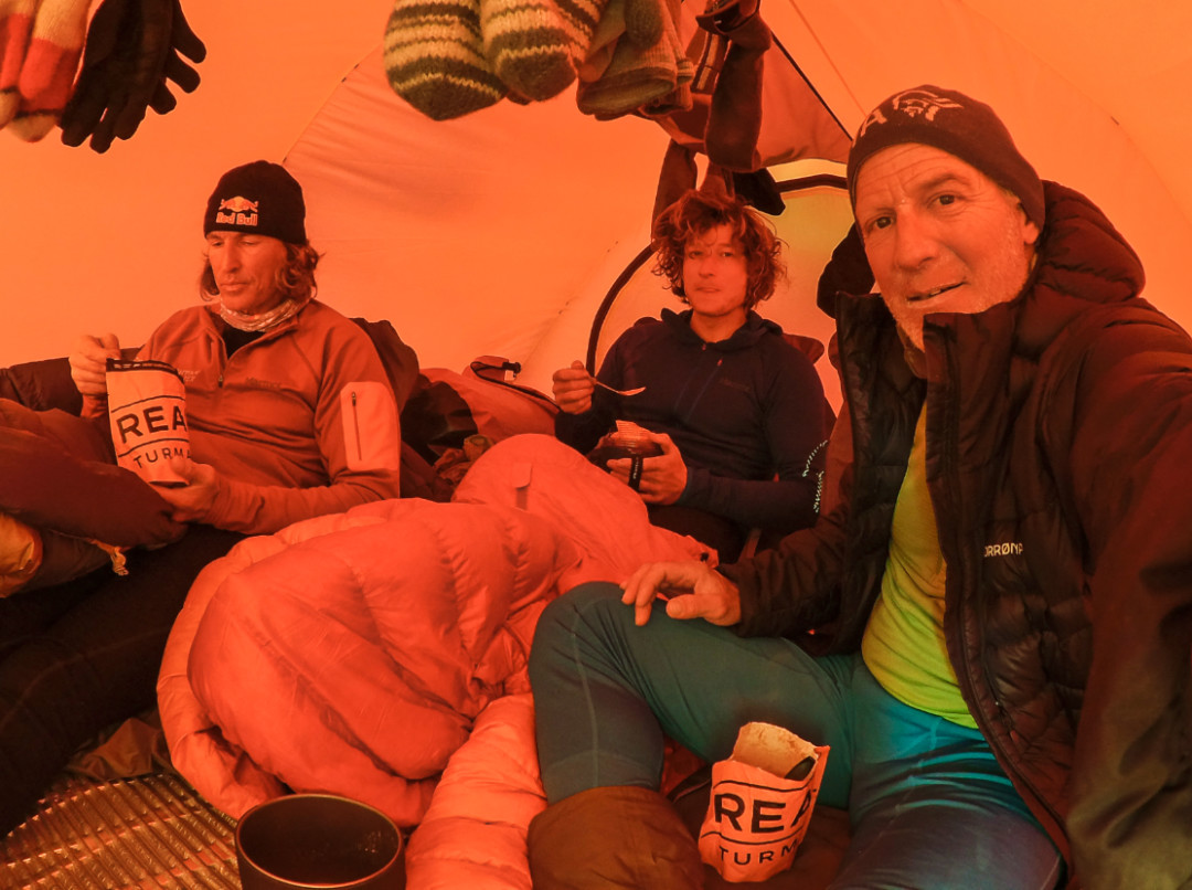 Stefan Glowacz und seine Begleiter, der Fotograf Thomas Ulrich und der Top-Kletterer Philipp Hans genießen ein REAL Turmat-Essen in ihrem Zelt am grönländischen Übergang