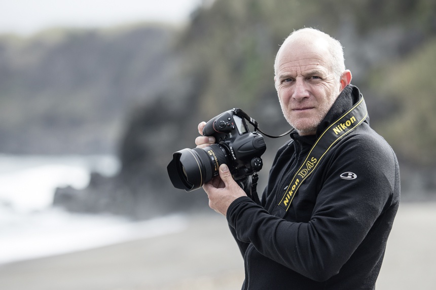 Thomas Ulrich med sitt Nikon kamera