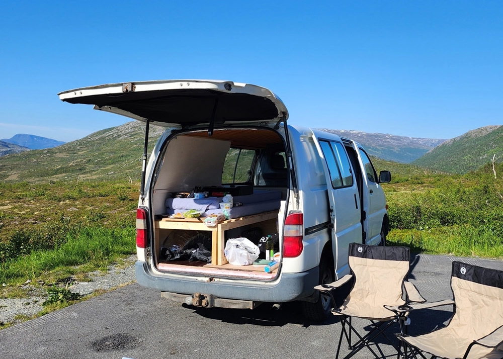 campervan i idylliske omgivelser 1000x714